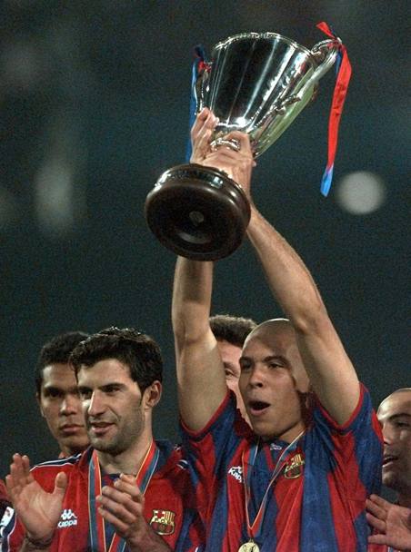 Rotterdam, 14 maggio 1997: Ronaldo (al fianco di Luis Figo) alza il trofeo della 25a edizione della Coppa delle Coppe dopo la vittoria in finale del Barcellona sul Paris Saint Germain per 1-0 grazie a un suo gol su rigore (Ap)